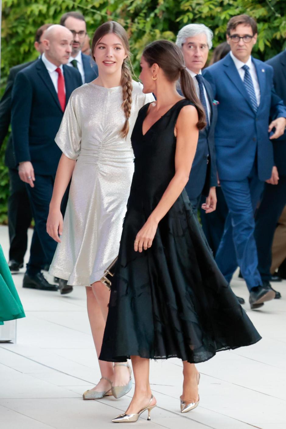 La Infanta Sofía ha escogido un vestido plateado con mangas cortas y fruncido en la cintura