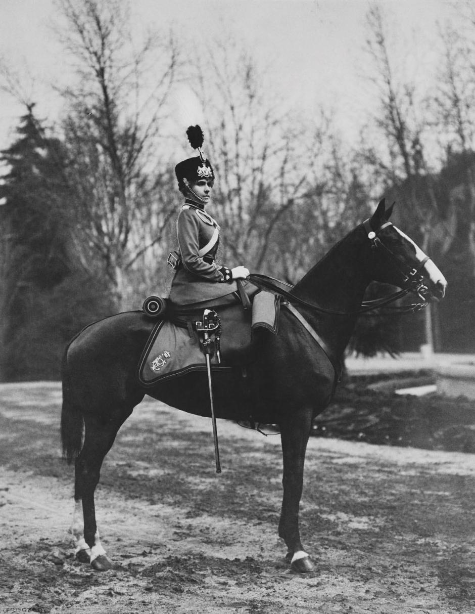 La Reina Victoria Eugenia, con uniforme de coronel de Cazadores en 1912