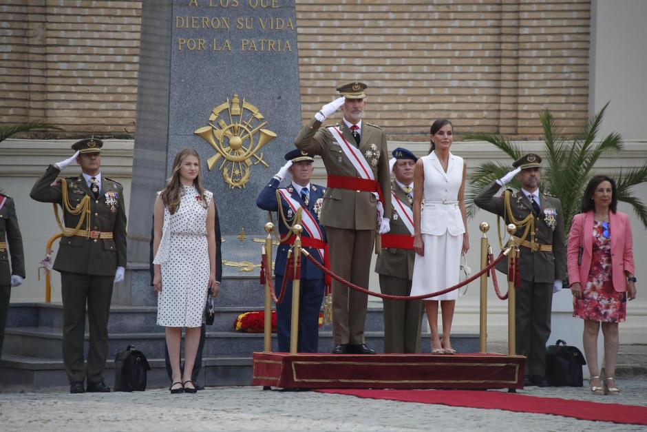 Los Reyes junto a la princesa Leonor y la ministra de Defensa, Margarita Robles, durante la entrega de despachos a los nuevos oficiales del Ejército de Tierra