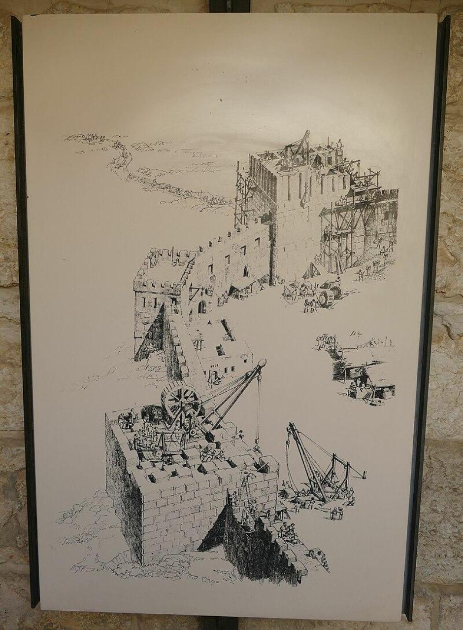 Compara los eventos históricos en Jerusalén con los que sucedían en otras partes del mundo en la misma época. Lo primero que encuentra el visitante es un vídeo de 3 minutos resumiendo la historia de esta ciudad por la que lloró Jesús, obra del renombrado cineasta israelí Ari Foldman. «El reto era hacer la historia interesante. Nosotros, los historiadores, sabemos que la historia es fascinante, pero el desafío era que lo fuera también para los demás. Por eso llamamos a los mejores artistas de Israel para crear una bella exposición con múltiples formatos», aclaró Lieber. Mapas interactivos y digitales La experiencia inmersiva -con instalaciones de vídeo 360, una esfera y 14 mapas interactivos o maquetas digitales- se completa con objetos de inmenso valor histórico, como restos arqueológicos encontrados en ese mismo espacio de la ciudadela de la Torre de David, algunos con 1.500 años de antigüedad y exhibidos por primera vez; o las propias murallas del recinto, sometidas a un intenso trabajo de conservación, así como el minarete de la época musulmana. El visitante encontrará muy atractiva la gran maqueta de la ciudad que se exhibió en la Exposición Universal de Viena de 1873, representando a la ciudad tal cual era en esa época, cuando aún estaba bajo dominio del Imperio Otomano. La maqueta estuvo durante años guardada (o perdida, según como se mire) en una institución calvinista en Ginebra, y fue localizada posteriormente por arqueólogos de la Universidad Hebrea. «Queremos que el visitante sea activo, que pueda tocar las pantallas, jugar, palpar la historia y descubrir todo el contenido. Al final, se trata de descubrir Jerusalén, porque este museo se concibió para contar la historia de Jerusalén», indica la directora del museo. 50 millones de dólares para este museo El proyecto de remodelación y ampliación ha costado 50 millones de dólares, financiado por entidades públicas o fundaciones israelíes: la Autoridad de Antigüedades de Israel, el Ministerio sobre Asuntos de Jerusalén, la alcaldía de la ciudad o la fundación Clore Israel. Sin embargo, desde un punto de vista de legalidad internacional, está ubicado en Jerusalén Este, la parte de ciudad ocupada por Israel en 1967 y unilateralmente anexionadamen 1980, como recuerda la nota de agencia Efe.