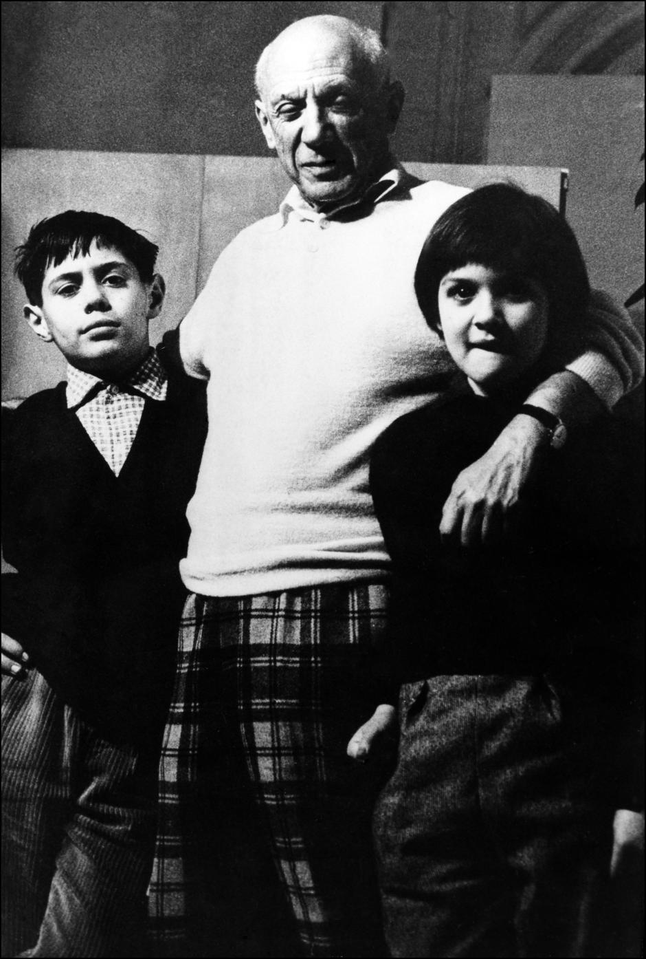 El pintor Pablo Ruiz Picasso con sus hijos, Claude y Paloma
