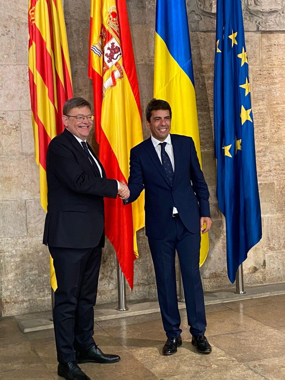 El presidente de la Comunidad Valenciana, Carlos Mazón, con el expresidente Ximo Puig