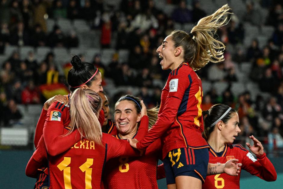 España celebra uno de los goles anotados ante Zambia