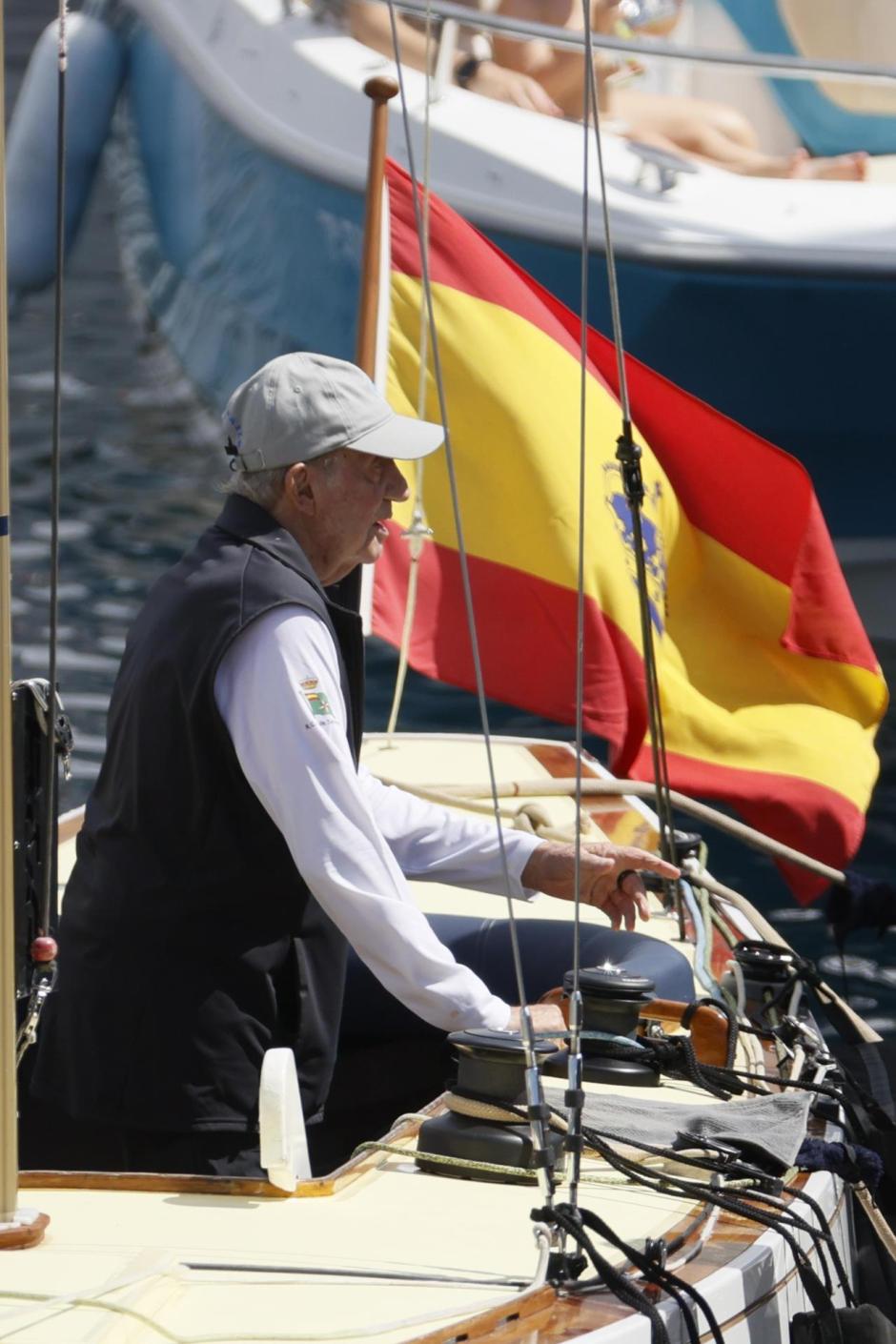Juan Carlos I navega en Sangenjo