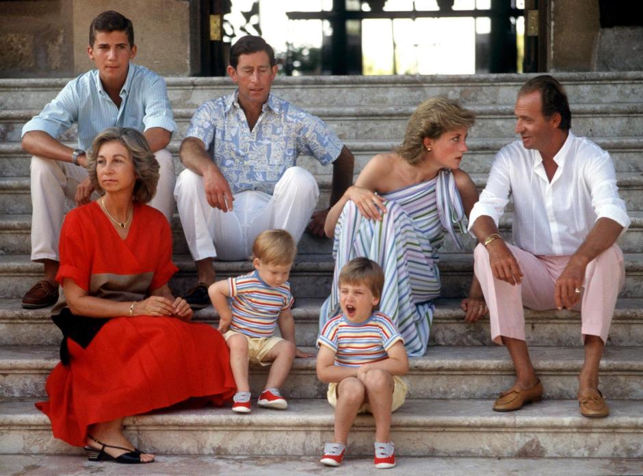 Posado de la Familia Real española, junto al Príncipe Carlos, la Princesa Diana y sus hijos en el palacio de Marivent, en 1987. El pequeño Harry aparece cogido por el Rey Juan Carlos, mientras que Lady Di sostiene a Guillermo.