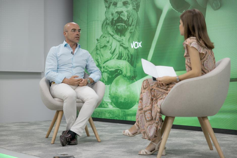 Jorge Buxadé durante la entrevista con El Debate