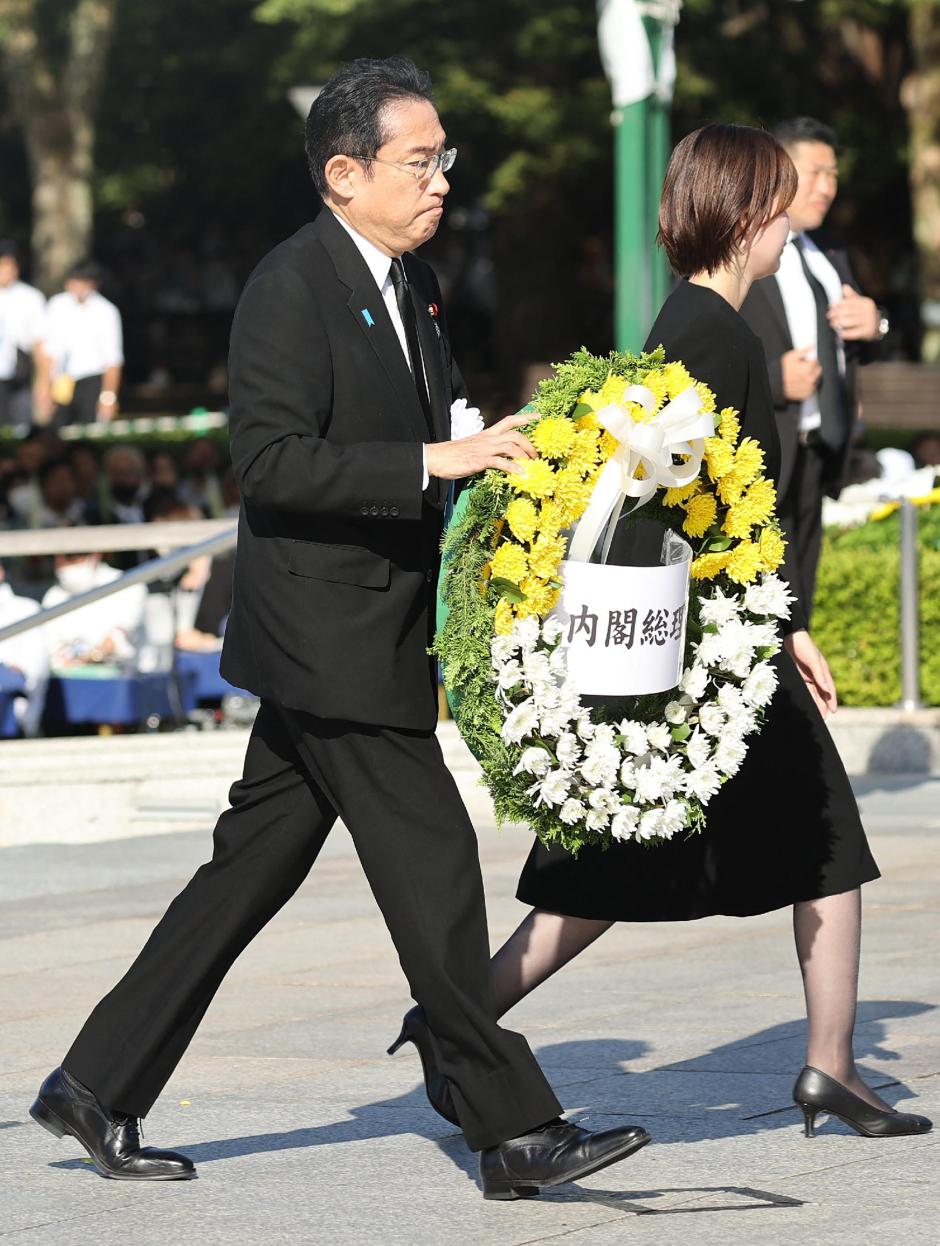 El primer ministro de Japón, Fumio Kishida deposita una ofrenda floral en el Parque Conmemorativo de la Paz en Hiroshima