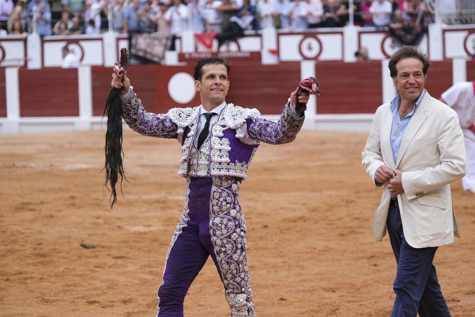 El diestro madrileño Julián López "El Juli" junto al ganadero del toro indultado durante su lidia en solitario en Gijón de seis toros