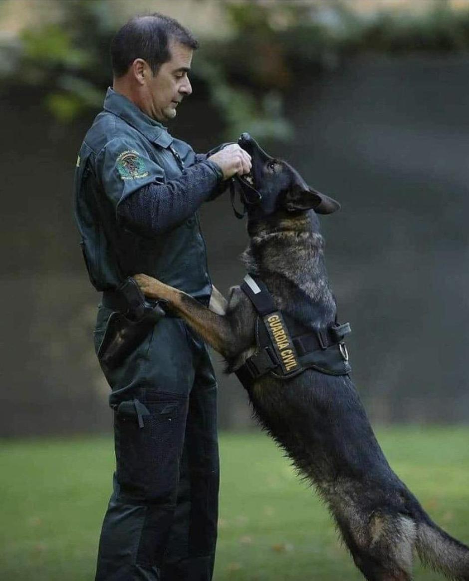 El agente Javier con uno de los perros de la unidad cinológica de la Guardia Civil