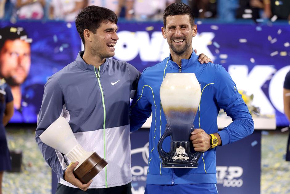 Carlos Alcaraz y Novak Djokovic, en la ceremonia de trofeos de Cincinnati