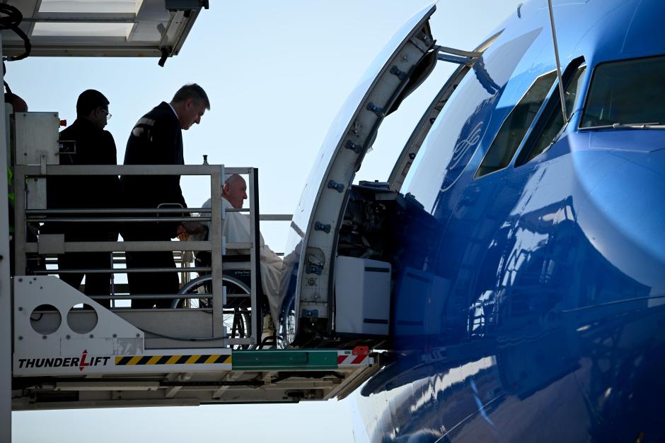 El Papa Francisco, en su entrada al avión