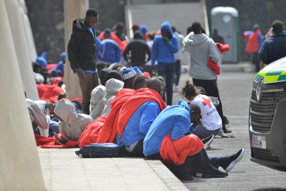 Varios inmigrantes son atendidos por los servicios de emergencias, en el Puerto de la Restinga, a 11 de agosto de 2023, en El Pinar de El Hierro
