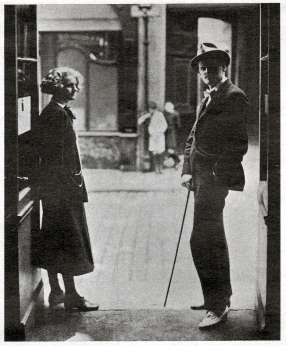 James Joyce junto a la editora de Ulises, Sylvia Beach, en París en 1922