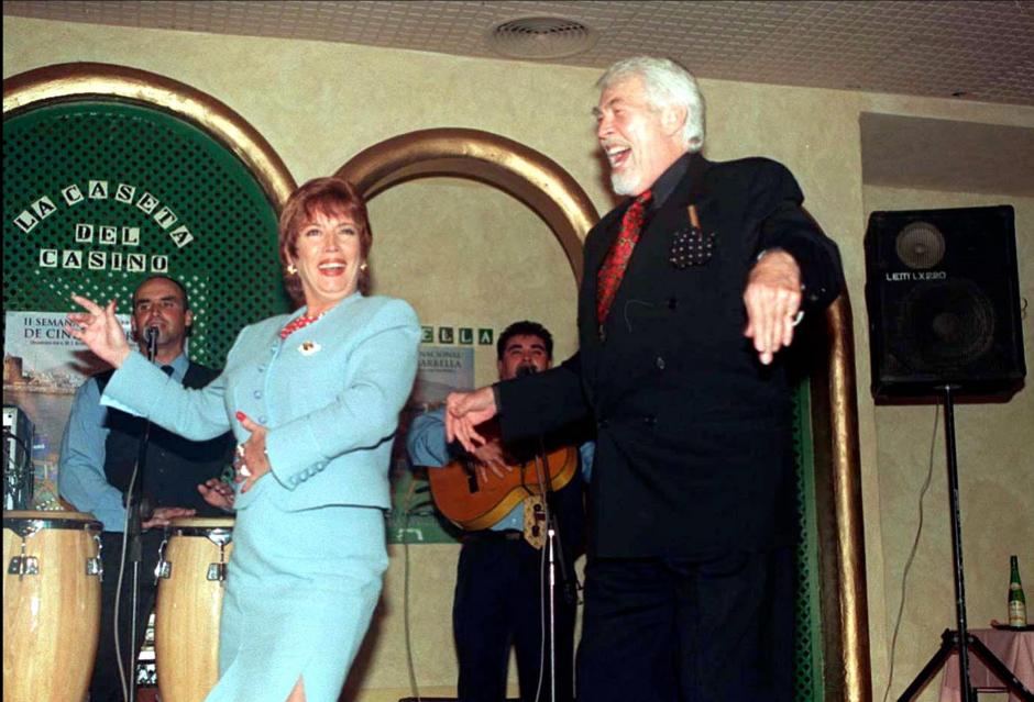 El actor James Coburn junto a María Jiménez