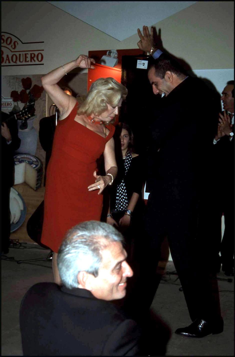 María Jiménez, bailando durante el rastrillo Nuevo Futuro, Madrid, en el año 2000