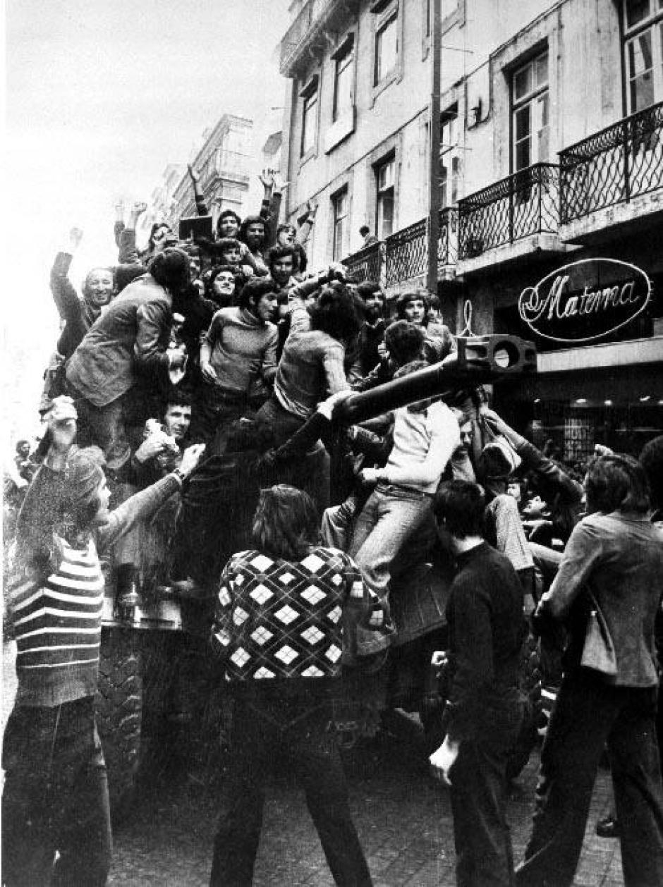 Civiles celebran el golpe sobre un carro de combate en las calles de Lisboa