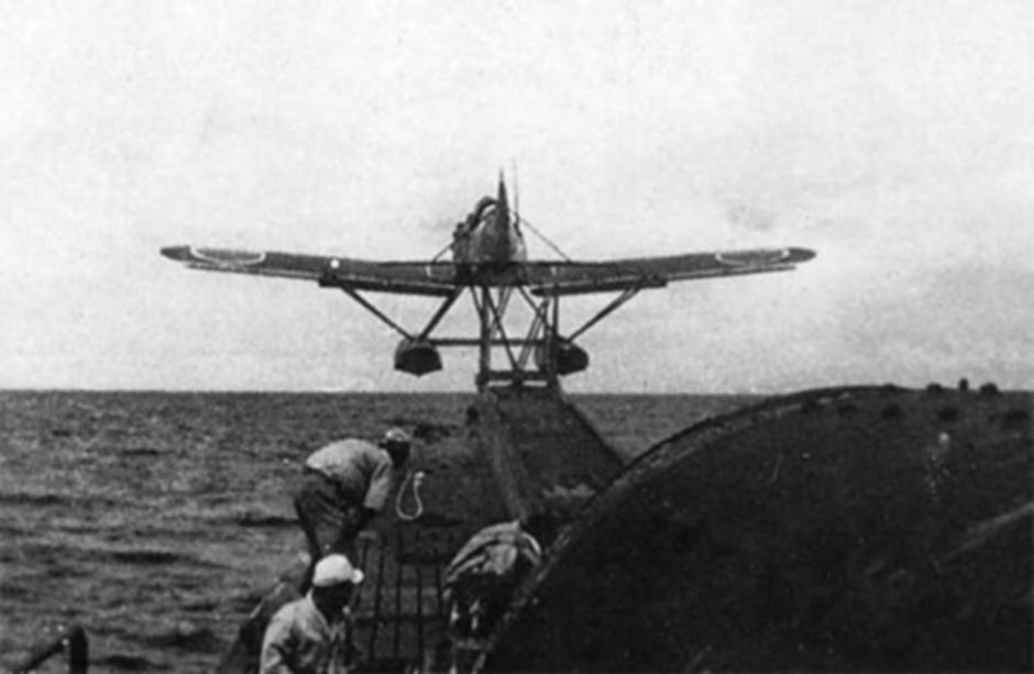 Un Yokosuka E14Y lanzado desde la cubierta de un submarino durante la Segunda Guerra Mundial