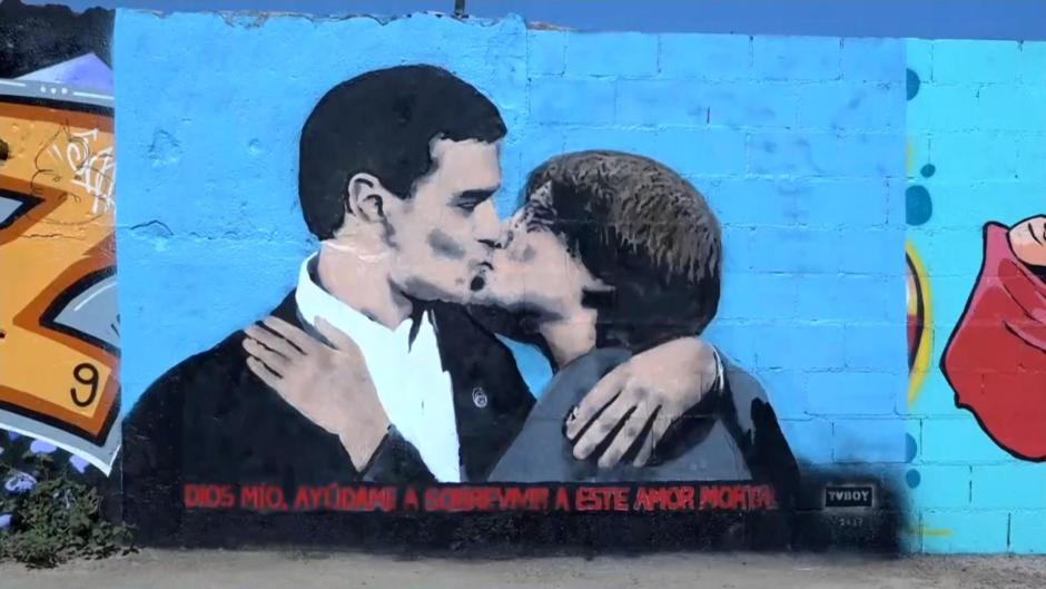 En la pintura se puede ver a los dos dirigentes dándose un beso
