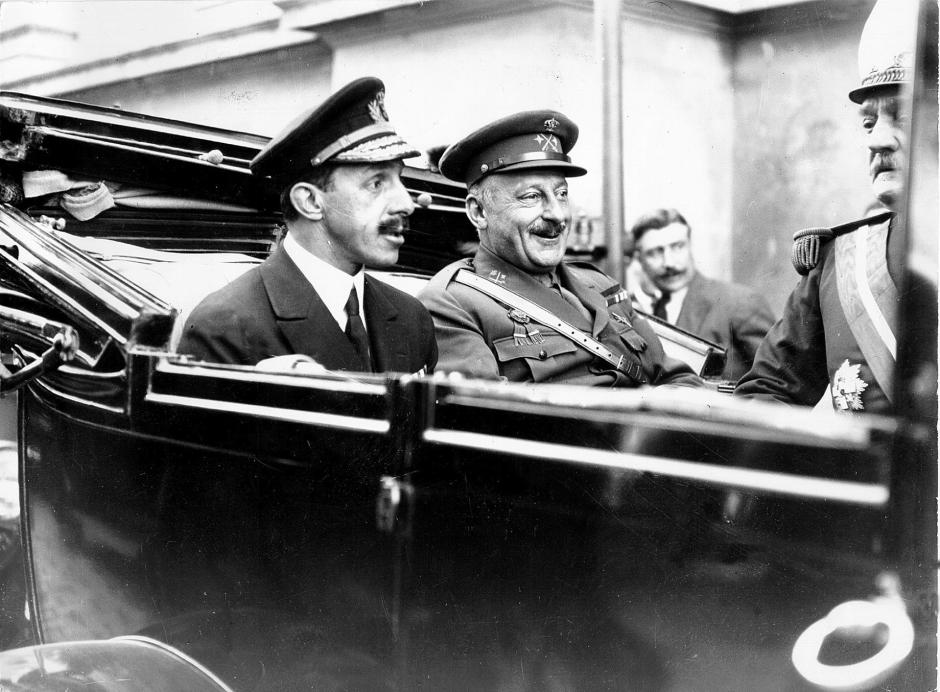 Alfonso XIII de España y Miguel Primo de Rivera montados en un descapotable