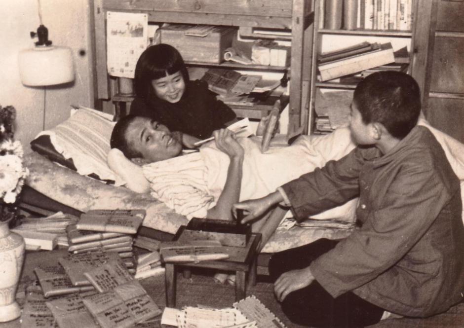 Takashi Nagai, muy enfermo, en su domicilio de Nagasaki