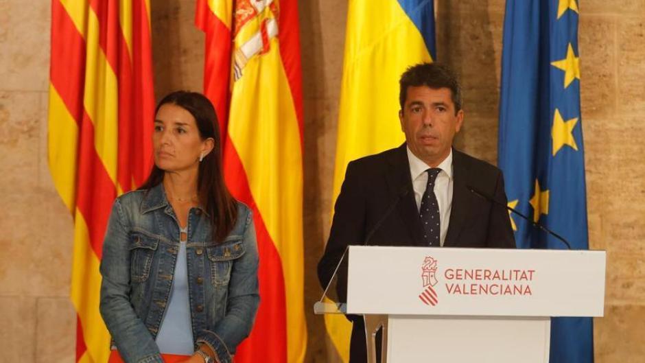 El presidente de la Generalitat Valenciana, Carlos Mazón, junto a la consejera de Hacienda, Ruth Merino.