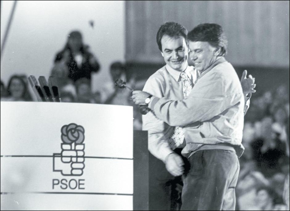 El entonces secretario provincial del PSOE de León, José Luis Rodríguez Zapatero, en un acto de campaña junto a Felipe González, 1991