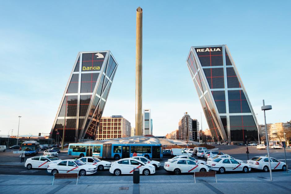 Las Torres Kio con el obelisco de Calatravva, en la Plaza de Castilla de Madrid