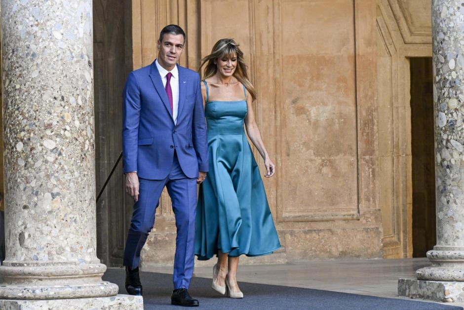 El presidente del Gobierno en funciones, Pedro Sánchez, acompañado de su mujer Begoña Gómez