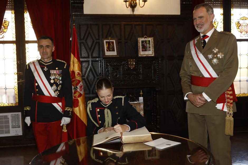 La Princesa de Asturias firma en el Libro de Honor de la Academia de Honor en presencia del Rey Felipe