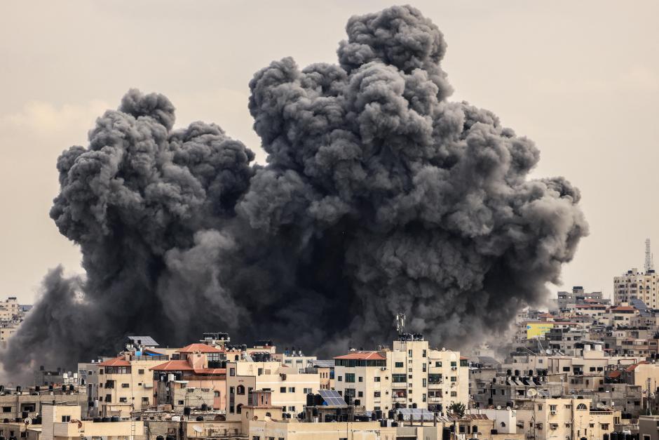 Una columna de humo se eleva en el cielo de la ciudad de Gaza durante un ataque aéreo israelí