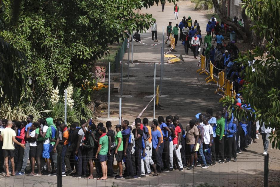 Fila de inmigrantes en el centro de acogida de La Laguna (Tenerife) donde han sido trasladados muchos de los llegados a El Hierro