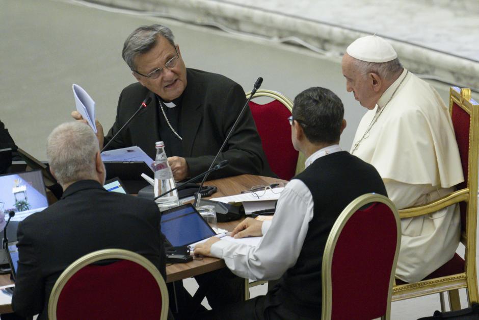 El Papa, en su mesa de trabajo del Sínodo