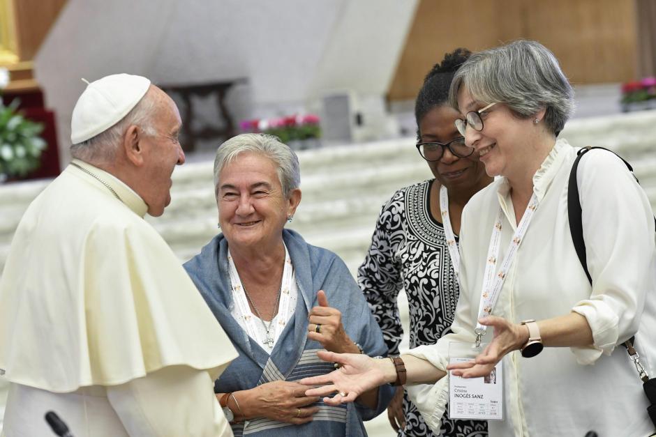 El Papa habla con tres mujeres que participan en el Sínodo