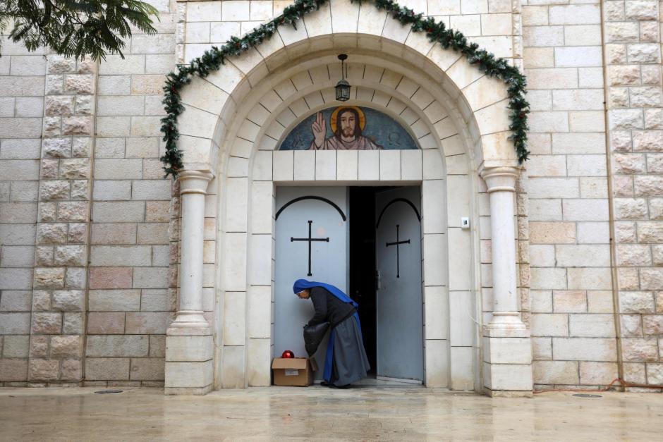 Una religiosa en una iglesia en Gaza (archivo)