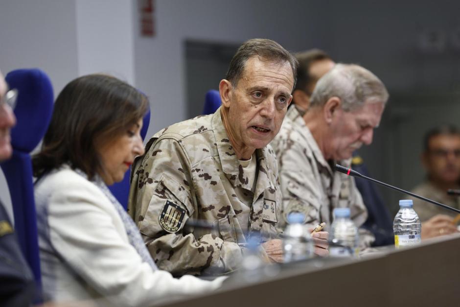 La ministra de Defensa en funciones, Margarita Robles (i), y el comandante del Mando de Operaciones, el teniente general Francisco Braco Carbó (C), en la Base de Retamares en Pozuelo
