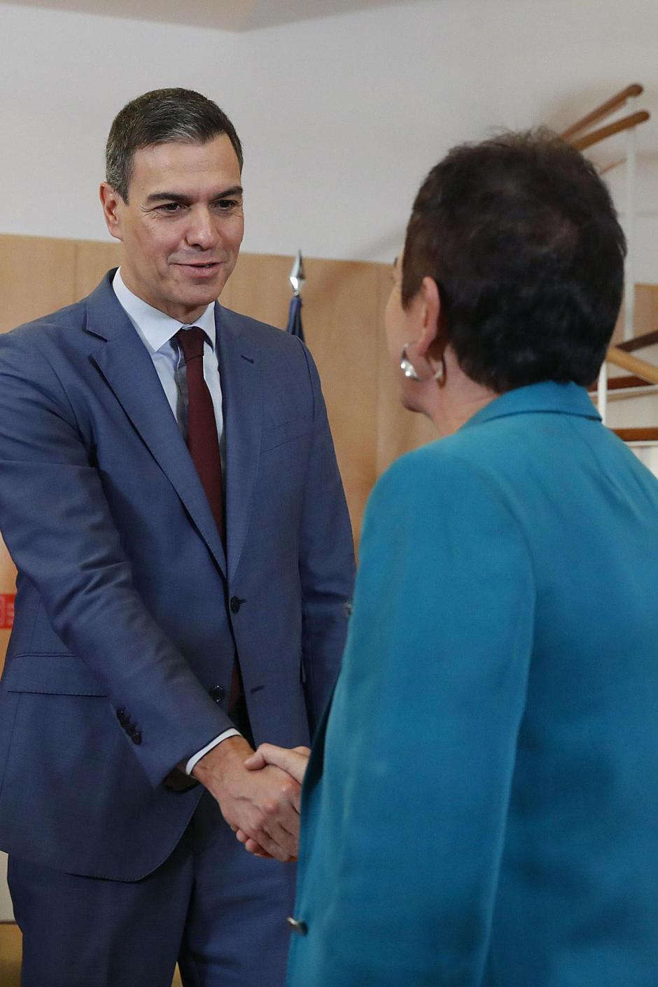 El presidente del Gobierno en funciones, Pedro Sánchez, saluda a la portavoz de EHBildu en el Congreso, Mertxe Aizpurúa