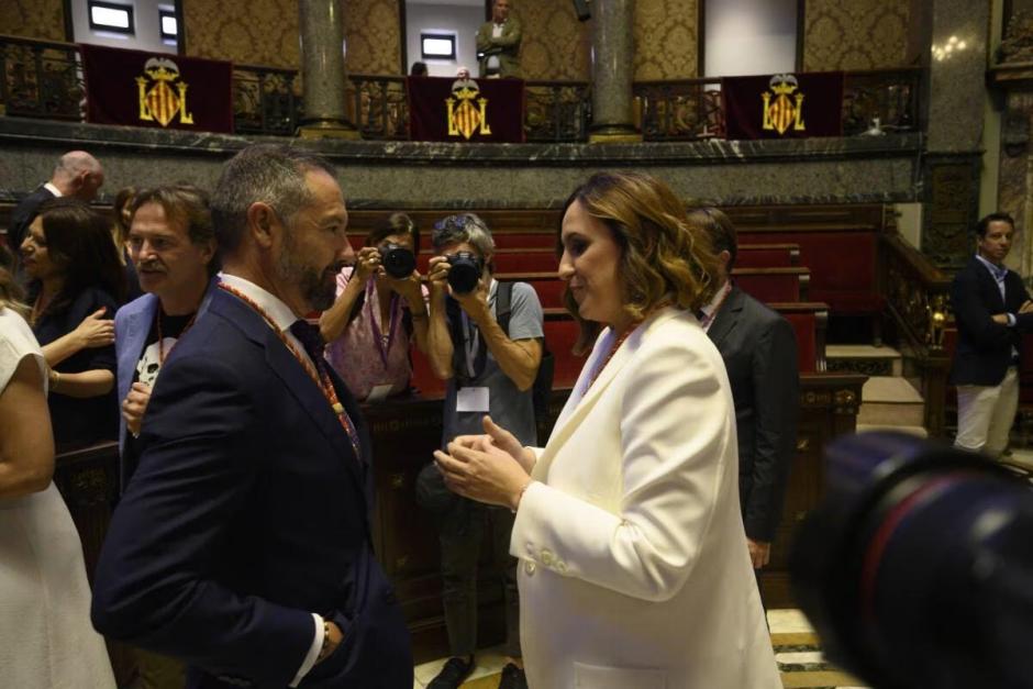 La alcaldesa de Valencia, María José Catalá, conversa con el portavoz de Vox en el Ayuntamiento levantino, Juan Manuel Badenas.