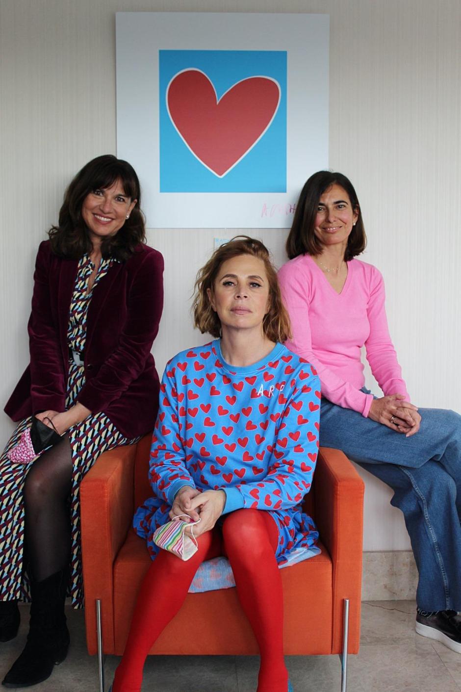 Tamara Kreisler y Silvia Centeno con Agatha Ruiz de la Prada. El hospital Universitario San Rafael (Madrid) cuenta con una exposición permanente de la artista y diseñadora en la sala de espera de pediatría