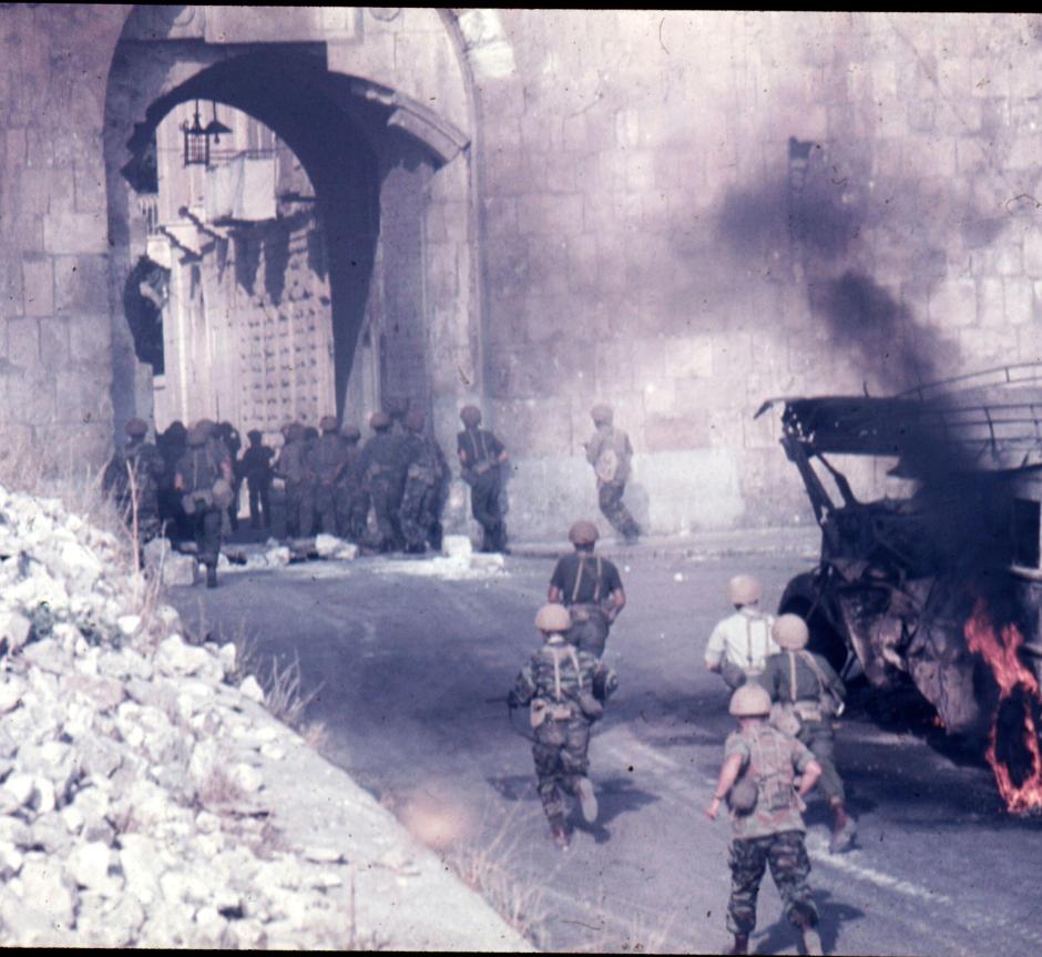 Las Fuerzas de Defensa de Israel ingresan a la Ciudad vieja de Jerusalén a través de la Puerta de los Leones. 7 de junio de 1967