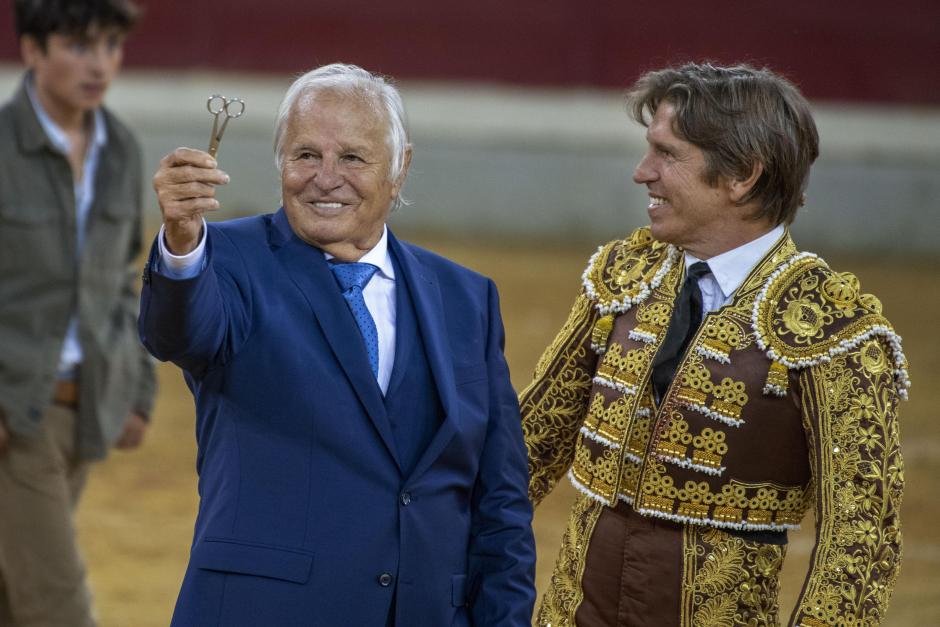 El Cordobés padre, Manuel Benítez (i), enseña las tijeras con las que corta la coleta de su hijo Manuel Díaz "El Cordobés".