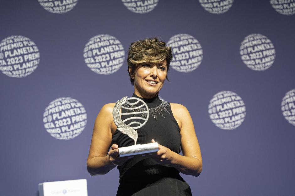 La periodista de Antena 3 Sonsoles Ónega tras recoger el Premio Planeta 2023