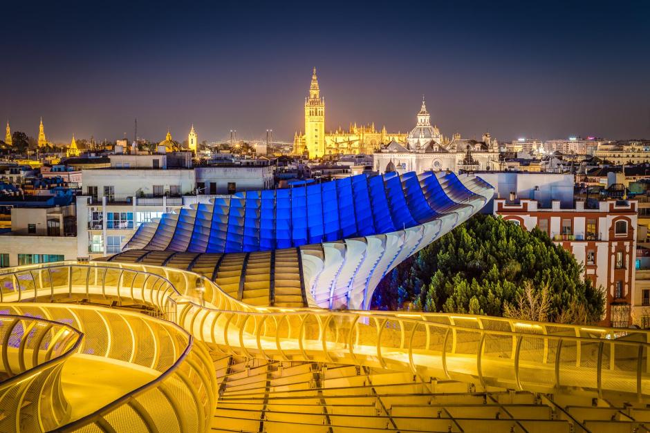 El Metropol Parasol (también denominado oficialmente Setas de Sevilla) es una estructura en forma de pérgola de madera y hormigón ubicada en la céntrica plaza de la Encarnación de la ciudad de Sevilla, en Andalucía, España.