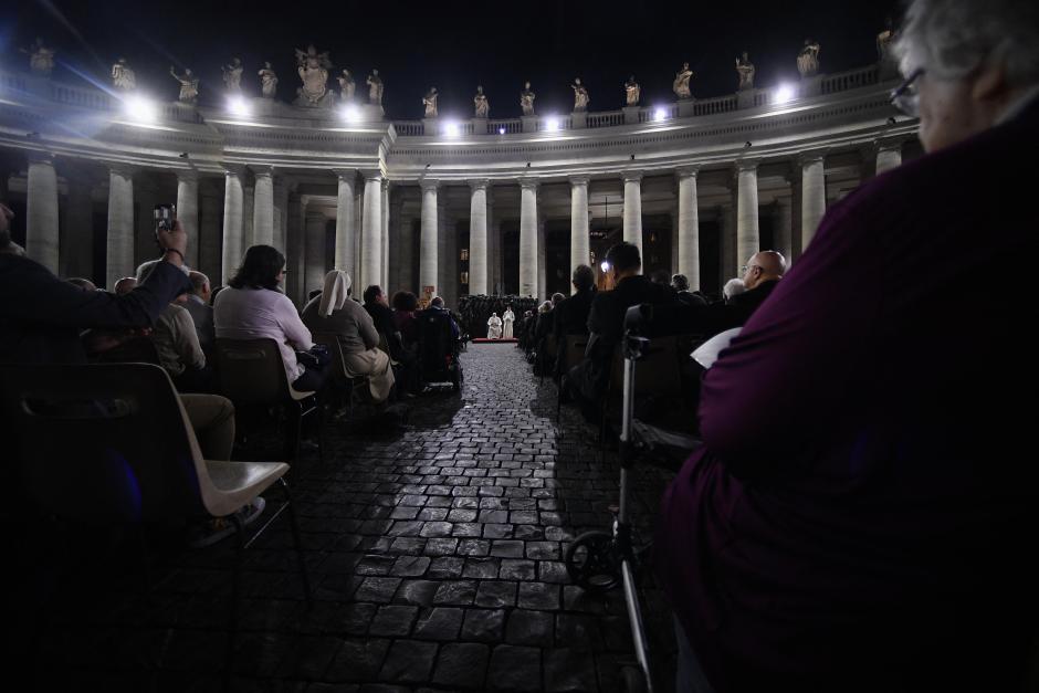 Momento de oración por los migrantes y refugiados en la plaza de San Pedro