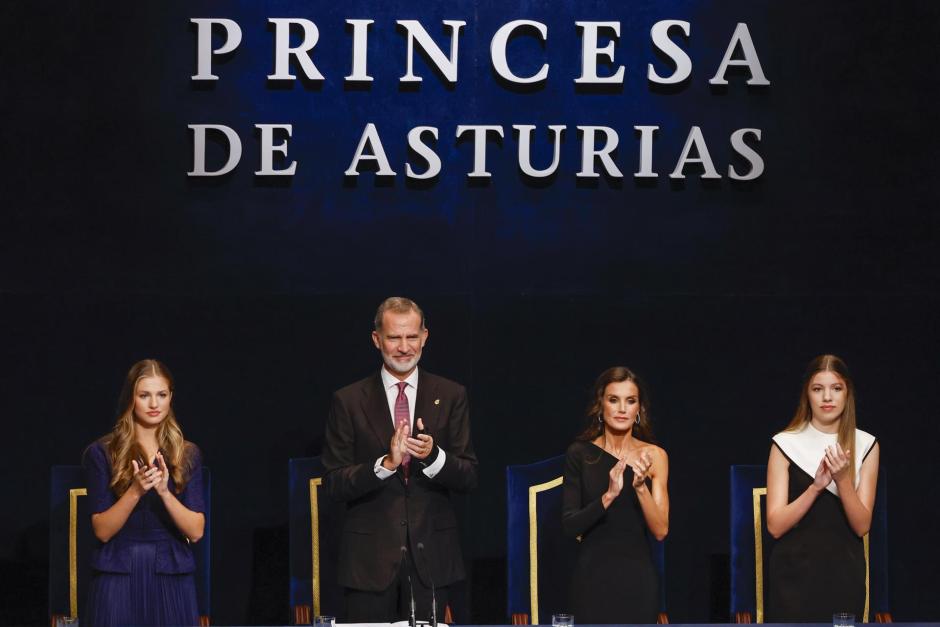 El Rey Felipe VI (c) preside junto a la reina Letizia, (2d) la Princesa Leonor (2i) y la infanta Sofía (d) la 43º edición de los Premios Princesa de Asturias, este viernes en el Teatro Campoamor de Oviedo