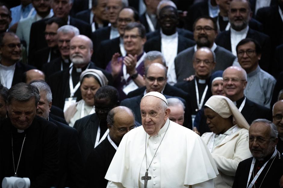 El Papa posa para una foto junto a los miembros de la XVI Asamblea del Sínodo de los Obispos