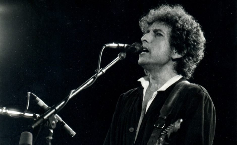 Cuando el judío Bob Dylan se convirtió al cristianismo después de que un crucifijo cayera sobre el escenario 653a58b594a35.r_d.461-222