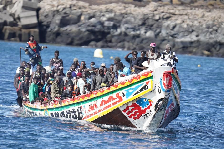 Llegada del cayuco al puerto de La Restinga (El Hierro)