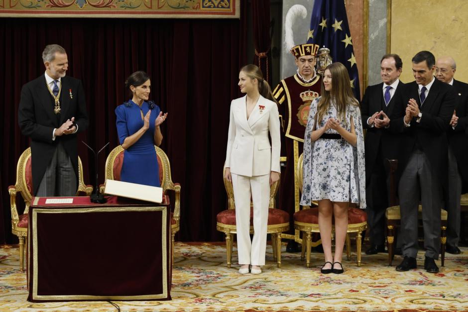 Los Reyes, la Infanta y el presidente del Gobierno aplauden a la Princesa Leonor tras su juramento