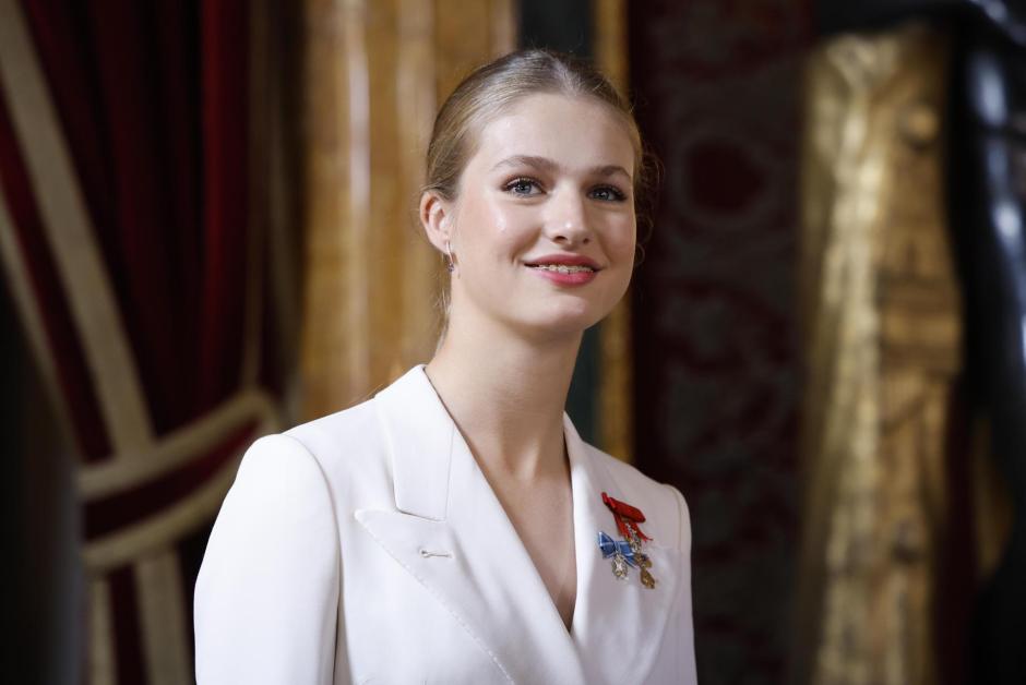 La princesa Leonor sonríe tras el saludo a los invitados al almuerzo del Palacio Real