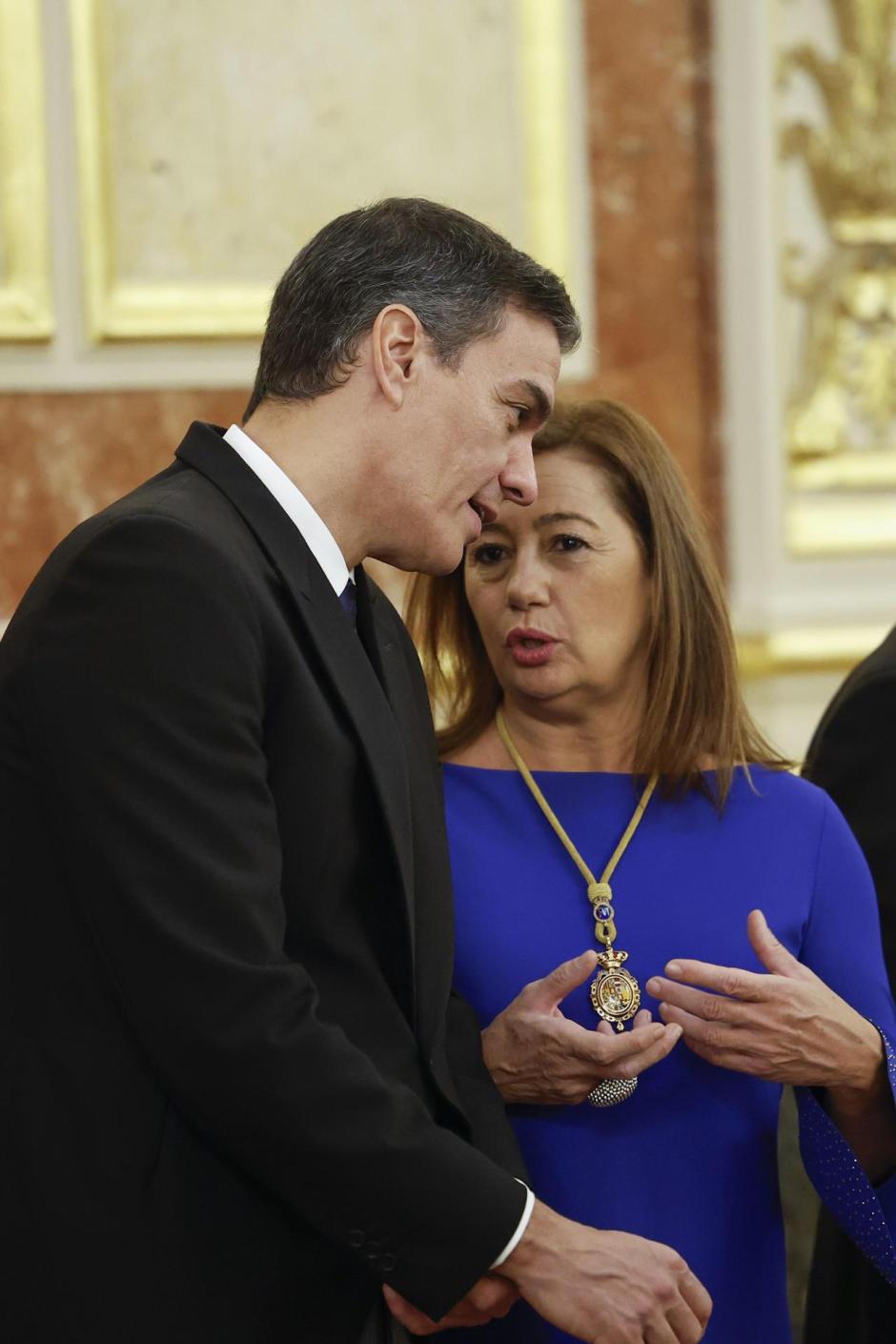 Pedro Sánchez conversa con Francina Armengol al término de la jura de la Constitución de la Princesa